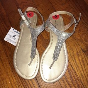 Size 6 women’s sandals, brand new, light gold